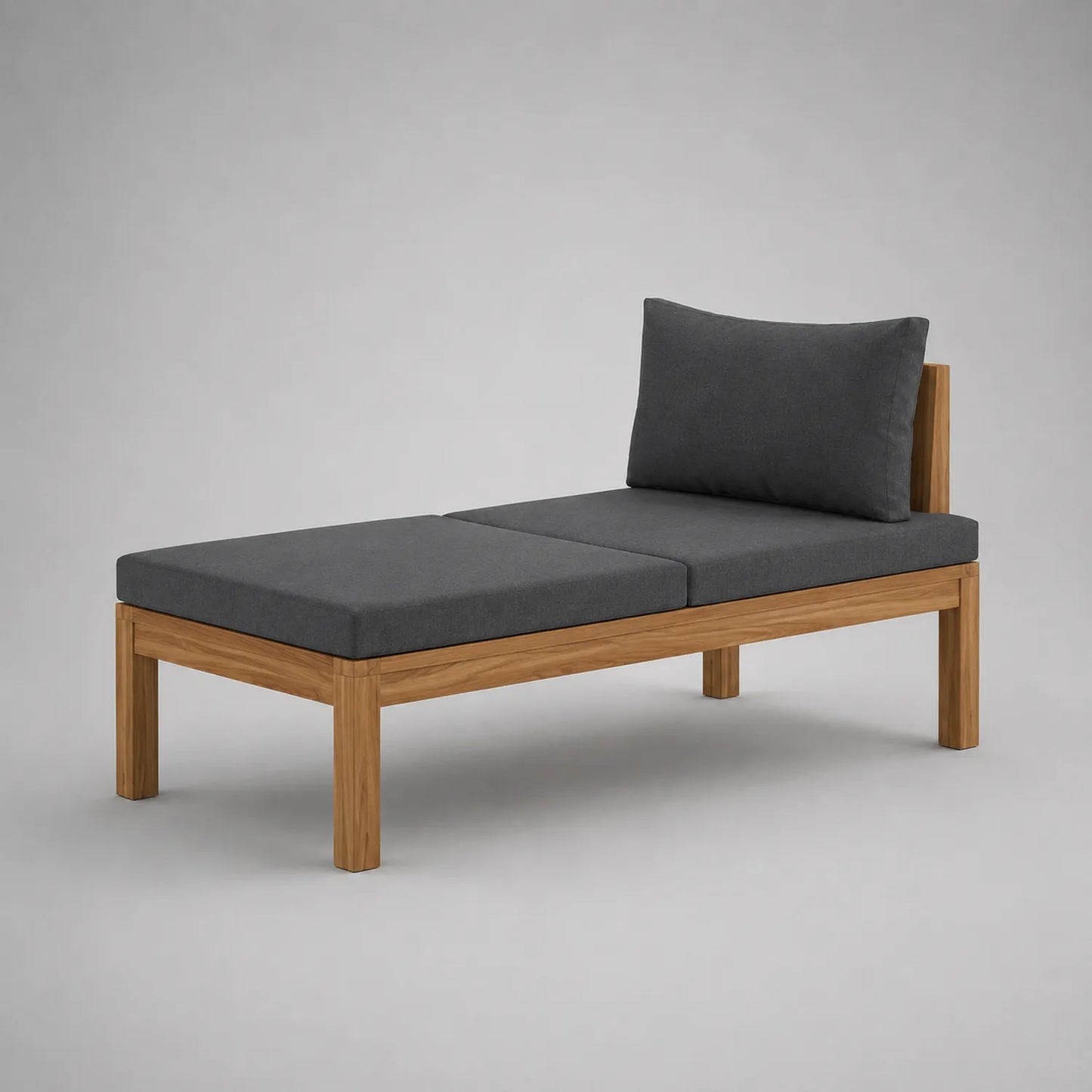 Teakholzsofa mit dunkelgrauen Kissen