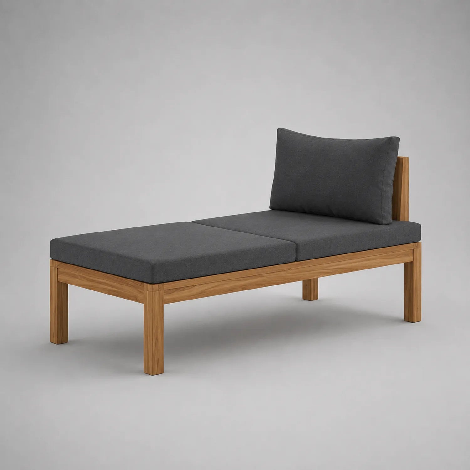 Teakholzsofa mit dunkelgrauen Kissen